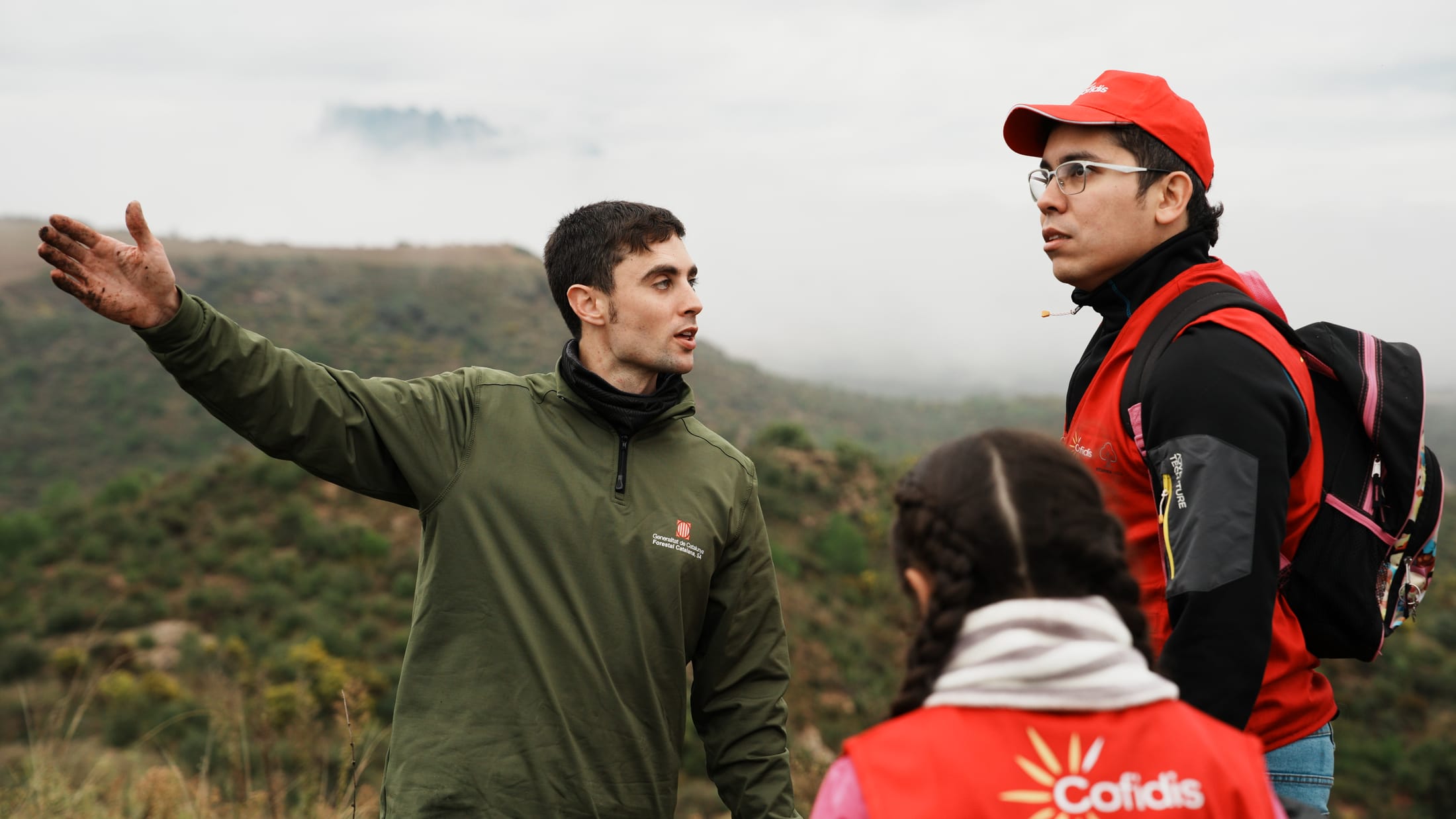 Un guía explica el proyecto a voluntarios de Cofidis durante una jornada en el Bosque Cofidis