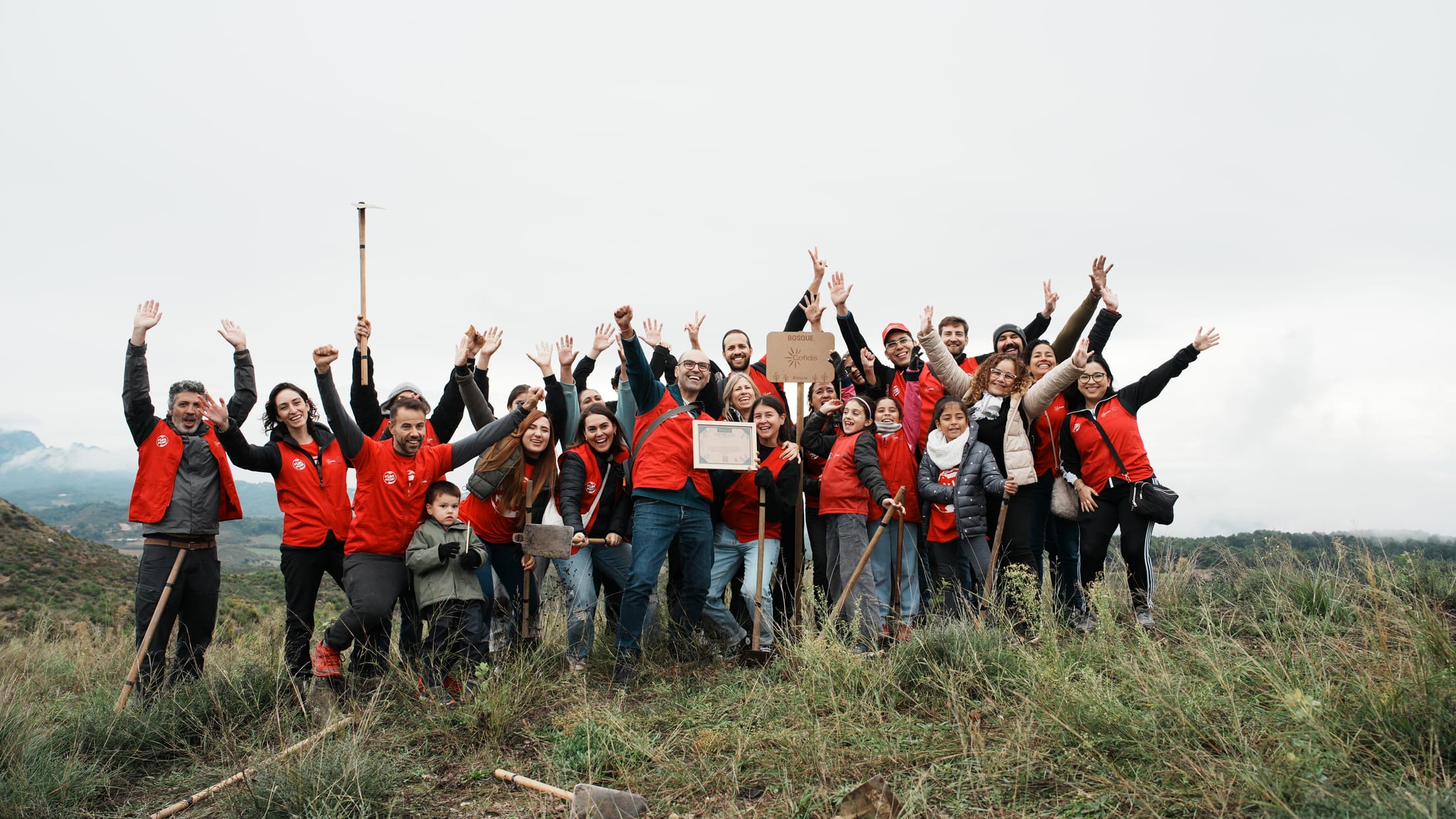 Empleados y familias de Cofidis en una jornada de reforestación