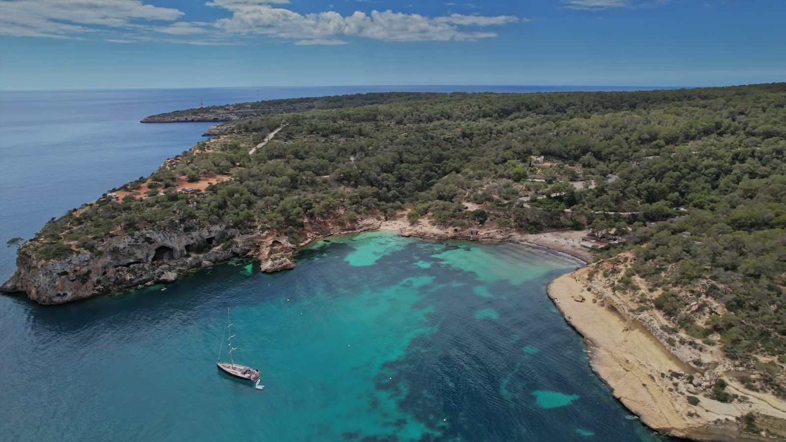 Vista aérea de una cala mediterránea con aguas turquesas