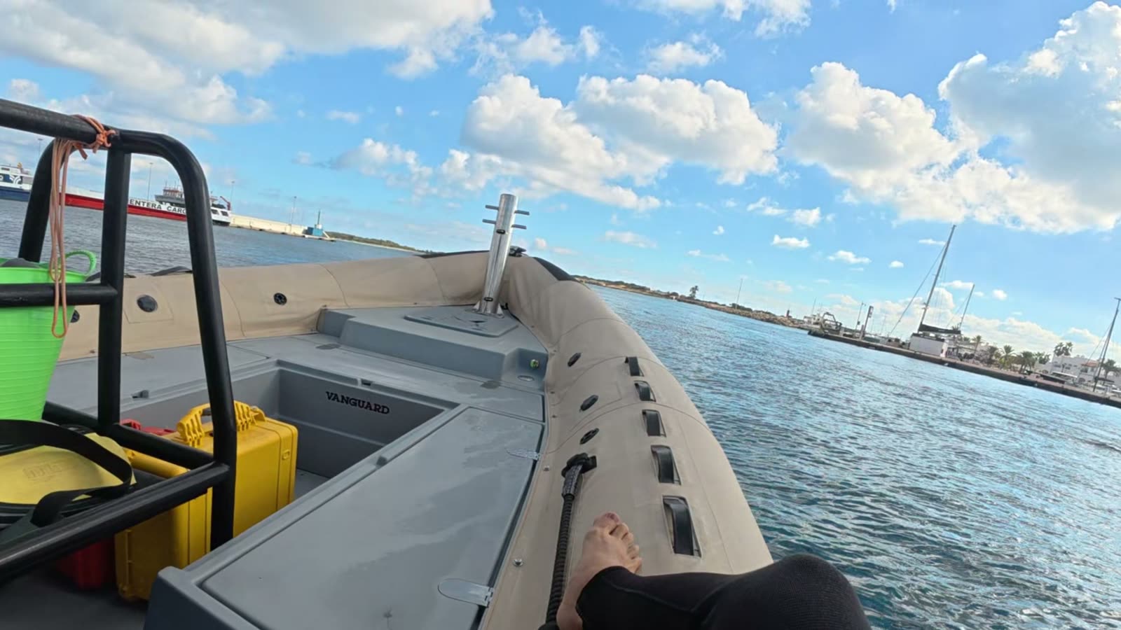 Neumática saliendo del puerto hacia una jornada de replantación de posidonia