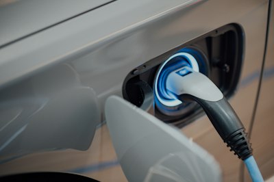 Cargador enchufado a un coche eléctrico
