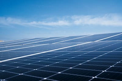 Paneles solares bajo un cielo azul