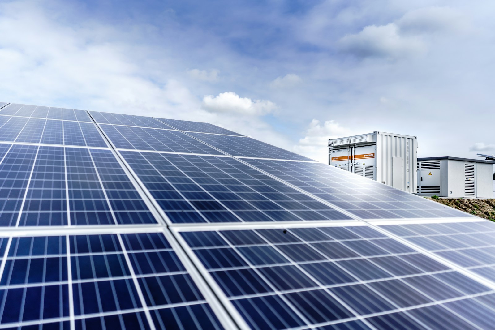 Paneles solares en el tejado de un edificio industrial
